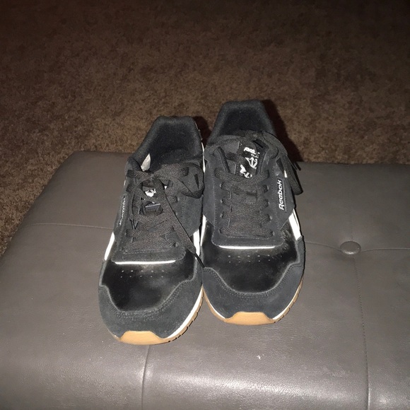 Black and white Reebok newer edition - Picture 2 of 2